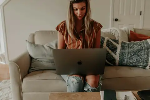 Pessoa usando um notebook em casa — fotografia ilustrativa